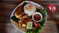 Ada menu Nasi Liwet Komplit Ayam (Rp 65.000) disajikan dengan porsi yang cukup banyak dan patut dicoba. Pelengkapnya ada ayam goreng, tahu dan tempe goreng, lalapan yang lengkap serta sambal khas Sunda yang seuhah. Foto: detikcom/Diah Afrilian