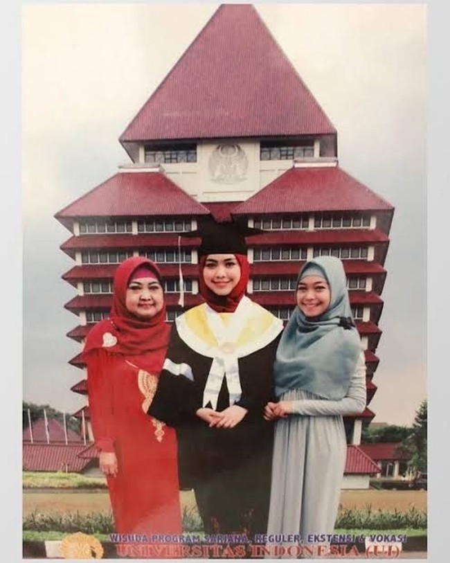 Ini adalah potret Ria Ricis bersama keluarganya. Dalam foto ini Ria Ricis dan keluarga tampak kompak mengenakan busana serba putih. Foto: instagram.com/okisetianadewi