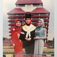 Ini adalah potret Ria Ricis bersama keluarganya. Dalam foto ini Ria Ricis dan keluarga tampak kompak mengenakan busana serba putih. Foto: instagram.com/okisetianadewi