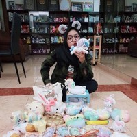 Bisa tebak yang mana Ria Ricis? Sebenarnya wajah Ria Ricis sih tidak terlalu banyak berubah. Kalau kamu sendiri lebih suka penampilan Ria Ricis saat remaja atau saat ini?  Foto: instagram.com/riaricis1795