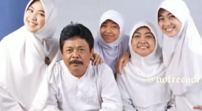 Ria Ricis sendiri merupakan anak ketiga dari tiga bersaudara. Dia lahir pada 1 Juli 1995. Saat ini Ria Ricis lebih dikenal sebagai seorang YouTuber. Foto: Nofreeadi