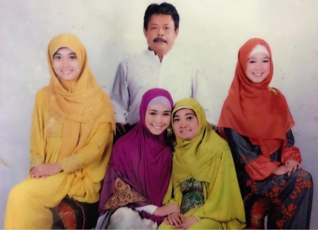 Sebelum glow up seperti saat ini, beginilah penampilan Ria Ricis saat remaja. Bagaimana menurutmu penampilannya? Foto: instagram.com/okisetianadewi