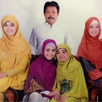 Sebelum glow up seperti saat ini, beginilah penampilan Ria Ricis saat remaja. Bagaimana menurutmu penampilannya? Foto: instagram.com/okisetianadewi