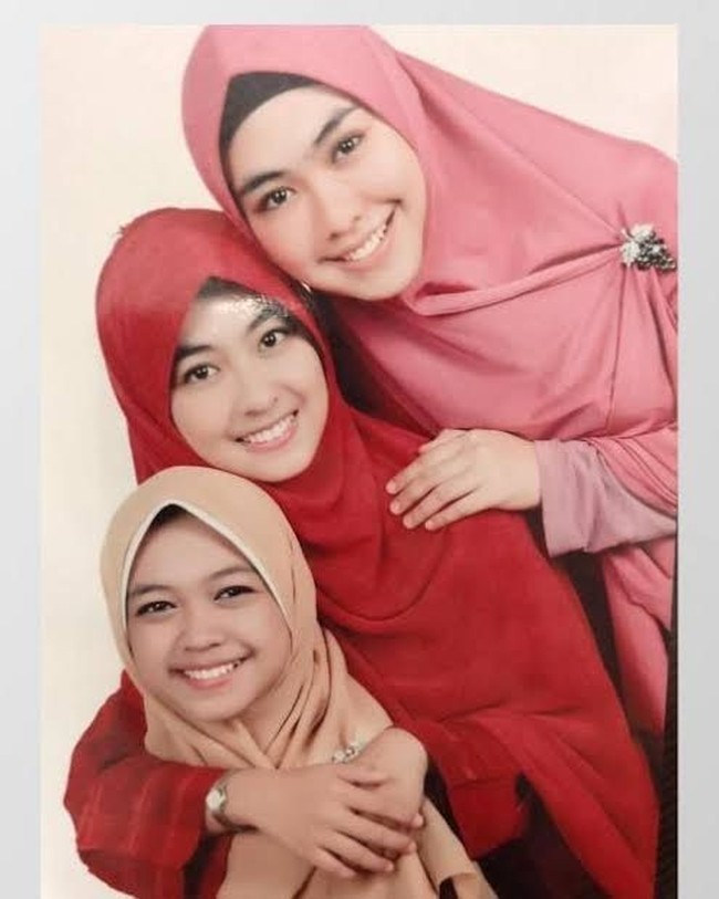 Ayo jangan sampai salah pilih. Kalau di dalam foto ini Ria Ricis yang pakai kerudung merah muda loh.. Sebelahnya yang berkerudung merah adalah sang kakak, Oki Setiana Dewi. Foto: instagram.com/okisetianadewi