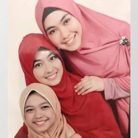 Ayo jangan sampai salah pilih. Kalau di dalam foto ini Ria Ricis yang pakai kerudung merah muda loh.. Sebelahnya yang berkerudung merah adalah sang kakak, Oki Setiana Dewi. Foto: instagram.com/okisetianadewi