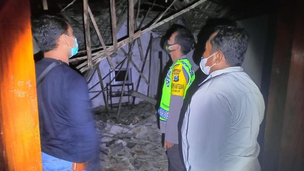 rumah ambruk di ponorogo