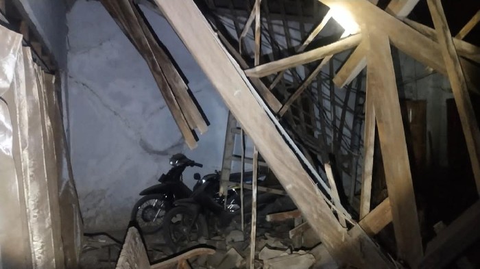 rumah ambruk di ponorogo