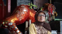 Salah satu yang menjadi saksi hidup dari masa lalu itu adalah Mak Itoh atau Haji Masitoh, yang dijuluki sang penari ronggeng terakhir. Di masa mudanya, Mak Itoh kerap merasakan disawer karena goyang pinggulnya yang menghipnotis kaum adam (Randy/detikTravel)