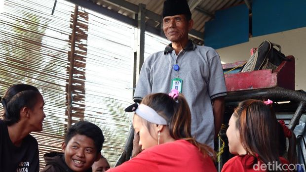 Kelompok sanggar seni asal Karawang.
