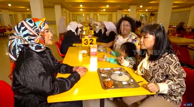 Kesehatan murid-murid menjadi prioritas di sekokah ini. Oleh karena itu, pengelola menyediakan makanan-makanan yang diracik khusus oleh chef profesional di kantin. (Foto: YouTube/Trans7)