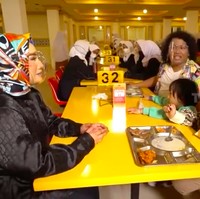 Kesehatan murid-murid menjadi prioritas di sekokah ini. Oleh karena itu, pengelola menyediakan makanan-makanan yang diracik khusus oleh chef profesional di kantin. (Foto: YouTube/Trans7)