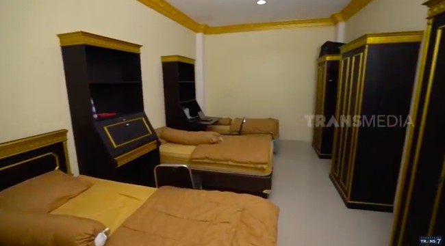 Inilah kamar asrama di sekolah tersebut. Cukup luas, hanya saja tak ada jendela. (Foto: YouTube/Trans7)