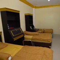 Inilah kamar asrama di sekolah tersebut. Cukup luas, hanya saja tak ada jendela. (Foto: YouTube/Trans7)
