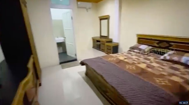 Bagi orangtua yang datang dari luar kota untuk mengunjungi anaknya, sekolah juga menyediakan kamar khusus yang hampir setara dengan kamar hotel bintang tiga. (Foto: YouTube/Trans7)