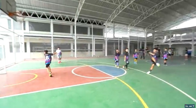 Fasilitas olahraga cukup lengkap di sekolah ini. Bahkan terdapat ekstrakuliker berkuda bagi murid-murid yang berminat.  (Foto: YouTube/Trans7)