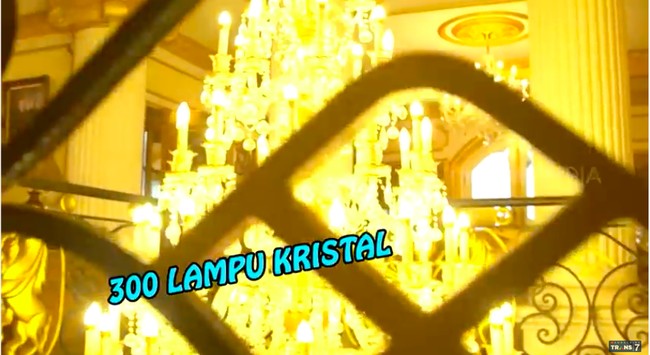 Terdapat 300 lampu kristal gantung yang menerangi sekolah ini. Masing-masing harganya, Rp 1,5 juta, kata Tania, Ketua Yayasan Alexandria Islamic School di acara Sobat Misqueen yang tayang di Trans7. (Foto: YouTube/Trans7)