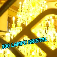 Terdapat 300 lampu kristal gantung yang menerangi sekolah ini. Masing-masing harganya, Rp 1,5 juta, kata Tania, Ketua Yayasan Alexandria Islamic School di acara Sobat Misqueen yang tayang di Trans7. (Foto: YouTube/Trans7)