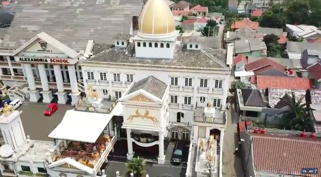 Sepintas, bangunan bergaya klasik ini tampak seperti hotel atau gedung perkantoran. Namun nyatanya, ini adalah sebuah gedung SMP dan SMA. Namanya Alexandria Islamic School. (Foto: YouTube/Trans7)
