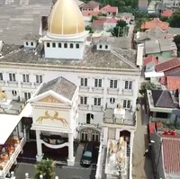 Sepintas, bangunan bergaya klasik ini tampak seperti hotel atau gedung perkantoran. Namun nyatanya, ini adalah sebuah gedung SMP dan SMA. Namanya Alexandria Islamic School. (Foto: YouTube/Trans7)