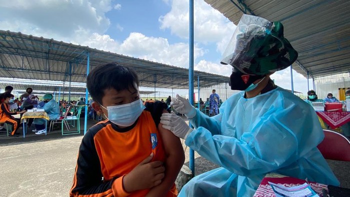 Serbuan vaksinasi TNI AU di Yogyakarta yang menyasar anak usia sekolah sudah memasuki hari ketiga. Kegiatan ini untuk mendukung pembelajaran tatap muka (dok Dispenau)