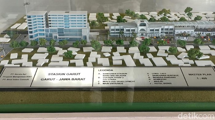Siap-siap! Stasiun Garut Bakal Kembali Beroperasi Stasiun Garut dikabakarkan akan kembali beroperasi setelah mati suri sejak tahun '80-an. Rencananya bangunan lama Stasiun Garut akan dijadikan museum kereta api