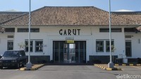Setelah mati suri sejak tahun 80-an, Stasiun Garut diketahui akan kembali beroperasi. Nantinya, stasiun ini akan dilengkapi dengan museum kereta api.
