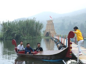 Situ Rawa Gede Bebaskan Traveler Kemping atau Basah-basahan di Air Terjun