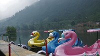Lelah menyusuri danau dan bermain wahana, traveler tidak usah takut untuk kehausan dan kelaparan, karena disekitar area ini banyak warung yang menjajakan makanan dan minuman. Selain itu warung tersebut juga menjual berbagai kuliner seafood, seperti ikan bakar, udang dan kepiting. (Luthfi Hafidz)