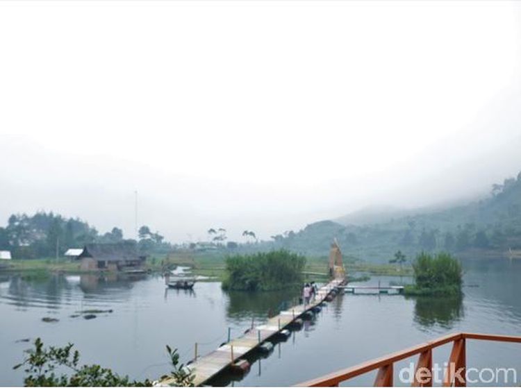 Bisa! Naik Perahu, Main Bebek-bebekan, atau Kemping di Situ Rawa Gede