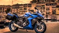Selain itu, bagian fairing-nya dibuat lebih sporty dengan banyaknya tekukan dan layer (lapisan). Rangkanya pakai model twin spar, yang dikombinasi dengan subframe teralis, sehingga menampilkan kesan yang kokoh dan kuat. Foto: Dok. Suzuki