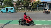 Potret pemotor lawan arus dan tanpa menggunakan helm. Meski Operasi Patuh Jaya masih digelar, masih banyak.pengendara motor yang nakal dan nekat tidak mematuhi aturan kendaraan dalam berlalu lintas.
