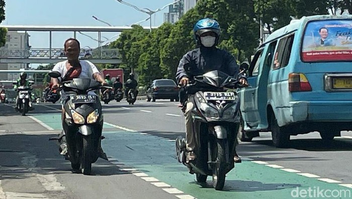 Polda Metro Jaya menggelar Operasi Patuh Jaya sejak Senin (20/9). Meski begitu, banyak dari para pengendara motor yang masih melanggar.