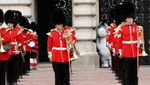 Tahu Nggak, Ini Alasan Penjaga Istana Inggris Pakai Topi Bulu Tinggi