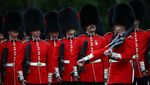 Tahu Nggak, Ini Alasan Penjaga Istana Inggris Pakai Topi Bulu Tinggi