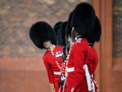 Aktor Ini Kecam Penggunaan Bulu Asli pada Topi Pasukan Raja Inggris