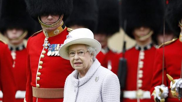 Topi bulu tinggi yang dipakai penjaga istana Inggris jadi salah satu ikon unik negara Ratu Elizabeth II itu. Tapi, tahukah kamu awal mula topi bulu tinggi itu?