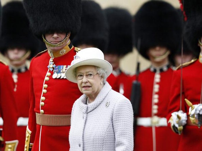 Topi bulu tinggi yang dipakai penjaga istana Inggris jadi salah satu ikon unik negara Ratu Elizabeth II itu. Tapi, tahukah kamu awal mula topi bulu tinggi itu?