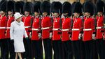 Tahu Nggak, Ini Alasan Penjaga Istana Inggris Pakai Topi Bulu Tinggi