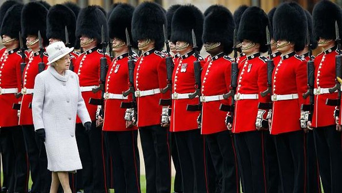 Tahu Nggak, Ini Alasan Penjaga Istana Inggris Pakai Topi Bulu Tinggi Topi bulu tinggi yang dipakai penjaga istana Inggris jadi salah satu ikon unik negara Ratu Elizabeth II itu. Tapi, tahukah kamu awal mula topi bulu tinggi itu?