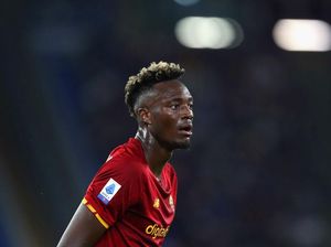 Mourinho ke Abraham: Mau Nikmati Matahari atau Tetap Kehujanan?