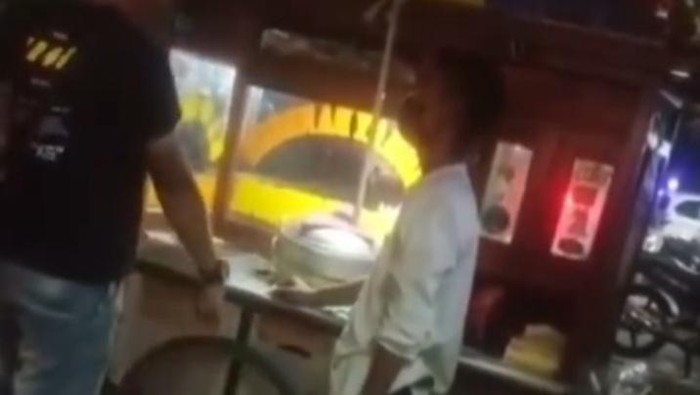Tangkapan layar aksi preman palak pedagang di Larangan, Kota Tangerang