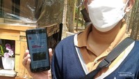Menggunakan masker dan menunjukkan bukti reservasi di aplikasi Vistingjogja