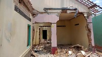 Warga di beberapa desa mulai membangun rumah baru setelah menerima uang ganti rugi.