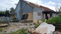 Rumah lama tinggal menyisakan puing setelah material bangunan yang masih bagus diambil untuk dimanfaatkan membangun di rumah baru.