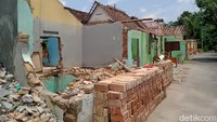Penampakan sejumlah rumah yang ditanggalkan penghuninya usai terdampak proyek pembangunan Tol Yogya-Solo di Klaten, Jawa Tengah, Jumat (24/9/2021).