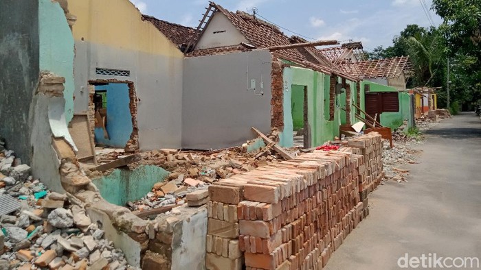 Sejumlah rumah di Klaten yang terdampak proyek Tol Yogya-Solo mulai ditinggalkan pemiliknya. Area permukiman itu pun kini tampak sunyi bak kampung mati.