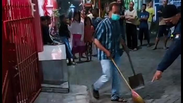 Warga Perumanan Sobontoro Permai, Kecamatan Boyolangu, Tulungagung mengamankan seorang pria yang diduga melakukan teror beras kuning. Beras kuning itu ditebar di depan rumah Kepala Cabang Dinas Pendidikan Provinsi Jawa Timur di Tulungagung.
