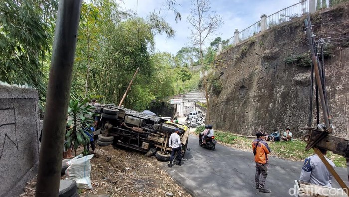 Truk sampah terguling di Lembang akibat tak kuat menanjak