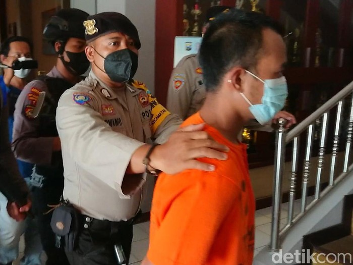 Polisi menangkap seorang ustaz di Trenggalek karena mencabuli 34 santriwati. Pencabulan terjadi dalam tiga tahun terakhir.