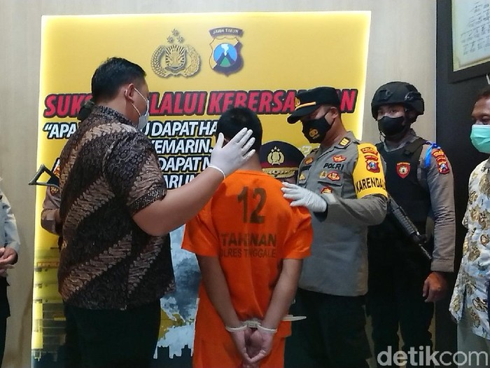Polisi menangkap seorang ustaz di salah satu ponpes di Trenggalek. Ia mencabuli 34 santriwati.